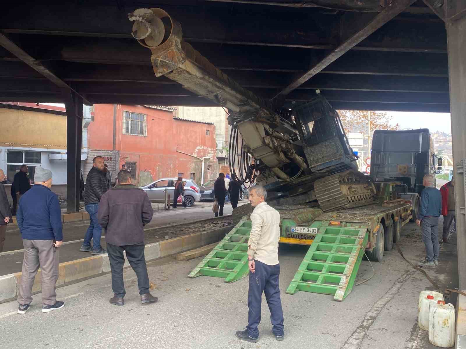 İş makinesi dorseden d&uuml;şt&uuml;, trafik kilitlendi
