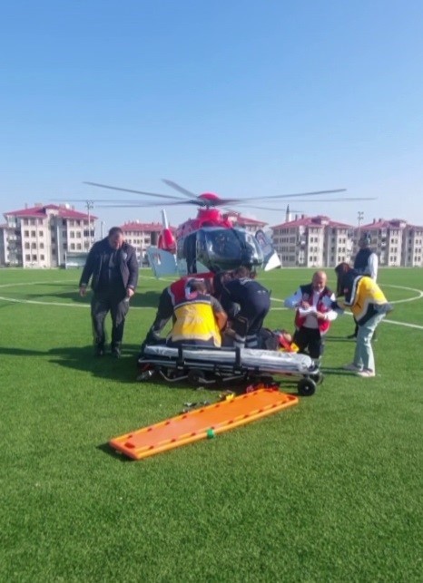 Çatıdan düşüp ağır yaralandı, ambulans helikopterle hastaneye götürüldü