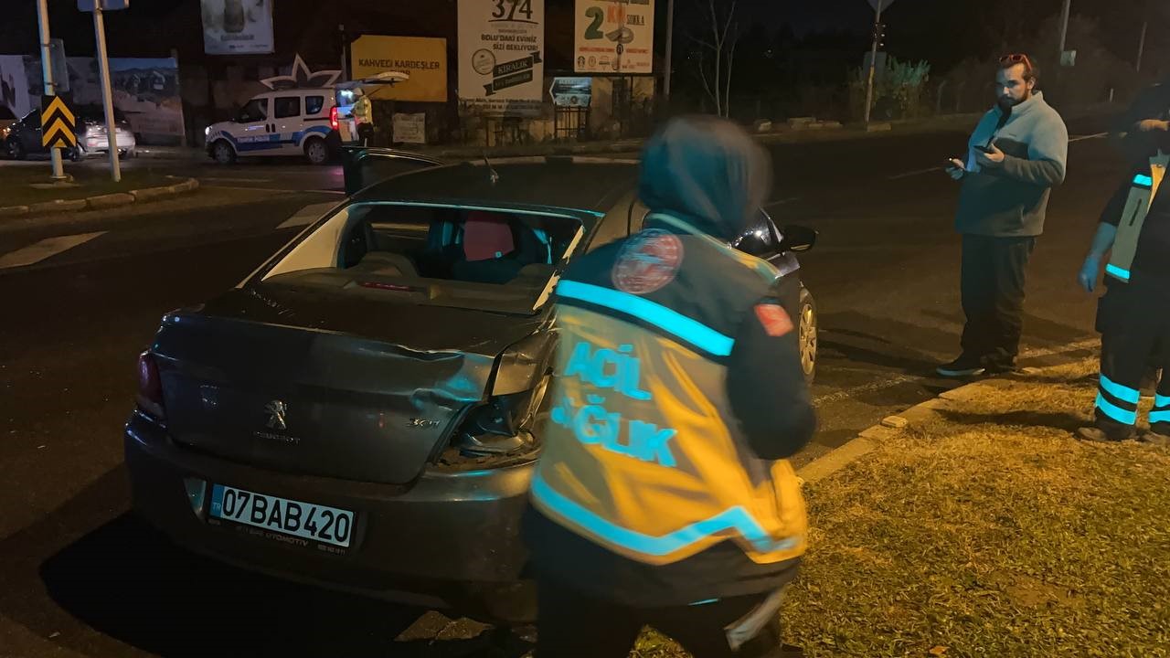 Kırmızı ışıkta geçen tır, çarptığı otomobili yolda ters döndürdü: 1 yaralı
