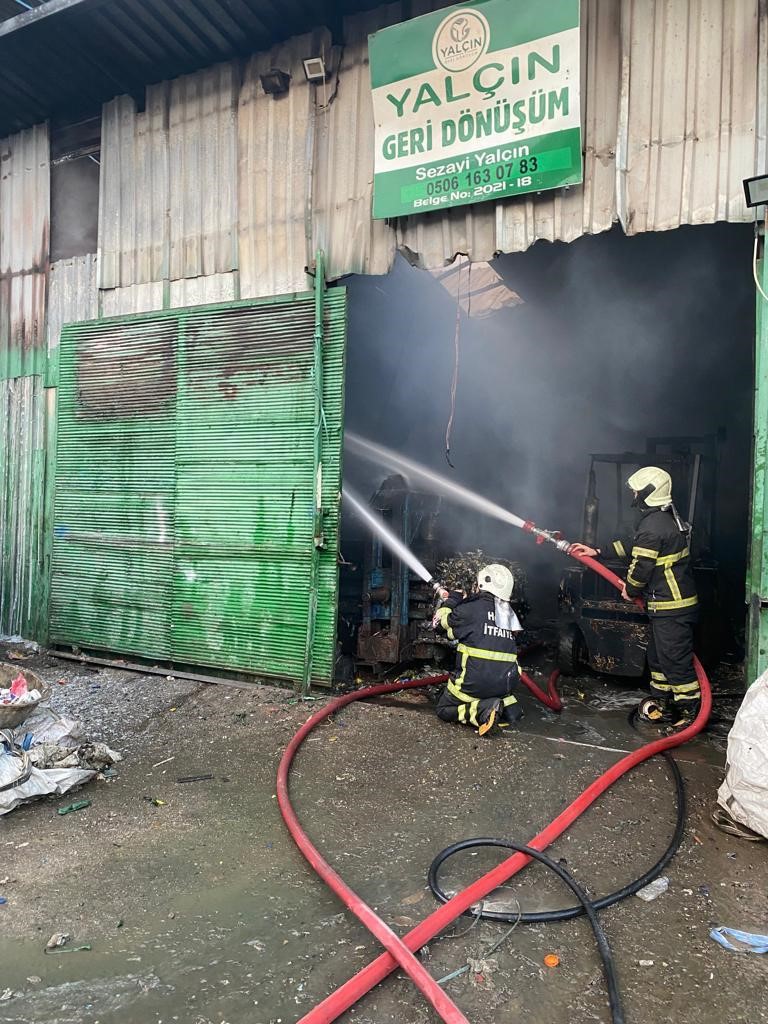 Hatay’da geri dönüşüm fabrikasında yangın çıktı