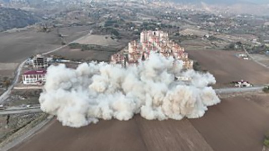 Kahramanmaraş’ta ağır hasarlı binalar patlayıcılarla yıkılıyor