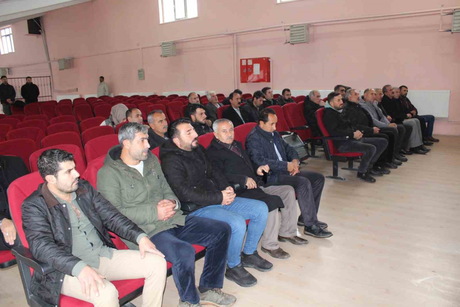 Hamur Kaymakamı Yıldırım, servis s&uuml;r&uuml;c&uuml;lerini dinledi
