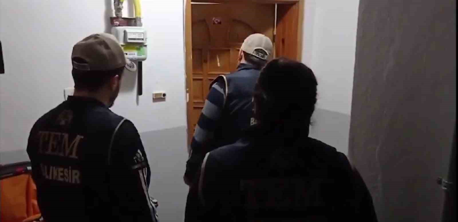 Terör propagandası yapan 4 şahsa şafak operasyonu