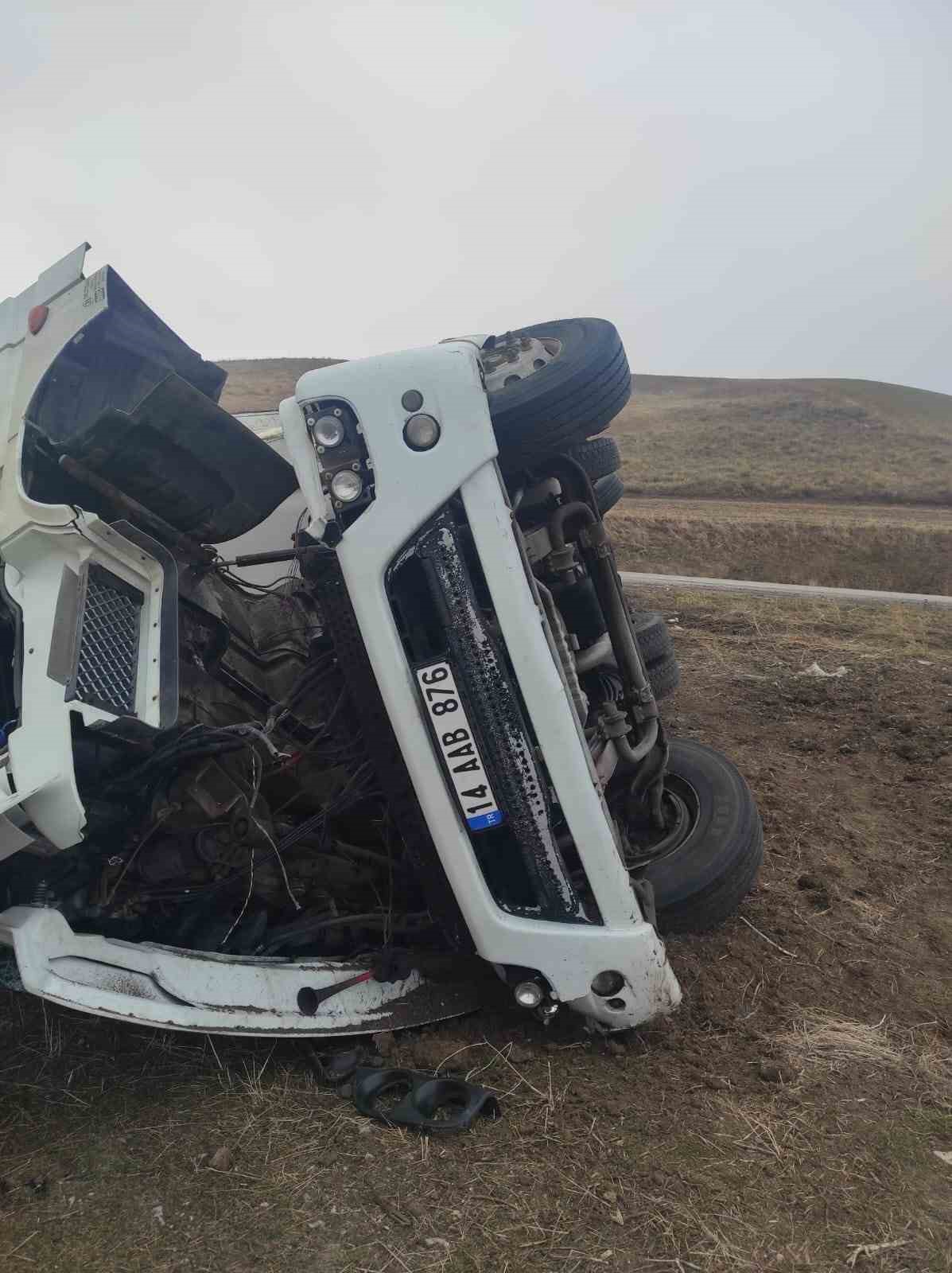 Amasya’da yumurta yüklü tır devrildi: 2 yaralı
