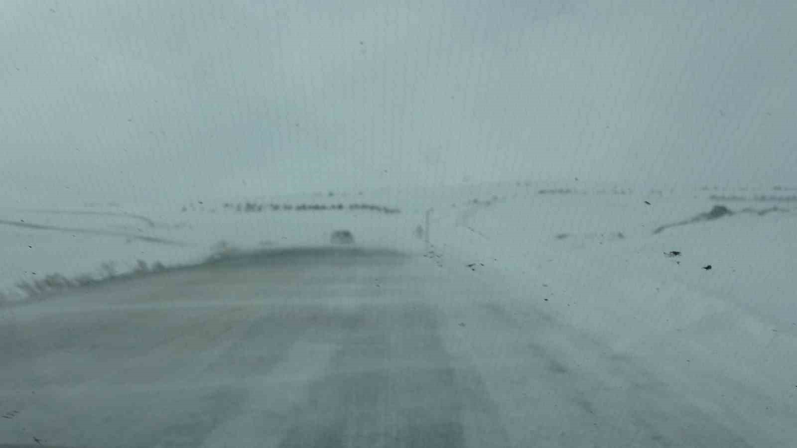 Sahara Geçidi’nde kar ve tipi ulaşımı aksattı