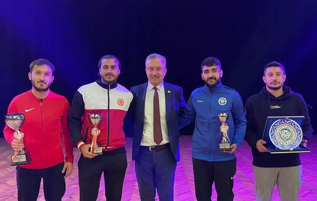 Futbol turnuvasında derece yapan sporcular ödülünü Rektör Levent’ten aldı