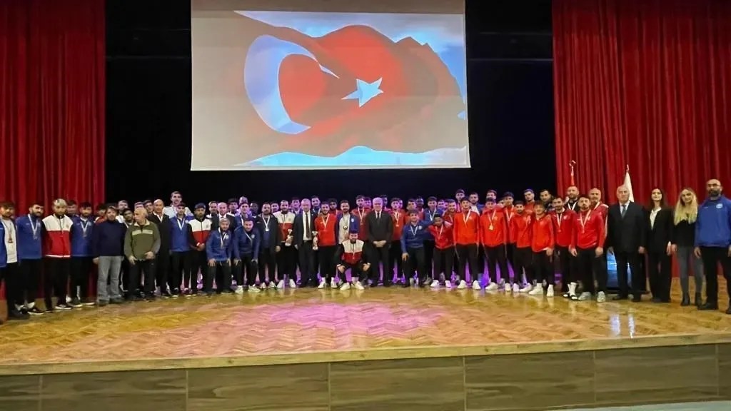 Futbol turnuvasında derece yapan sporcular ödülünü Rektör Levent'ten aldı