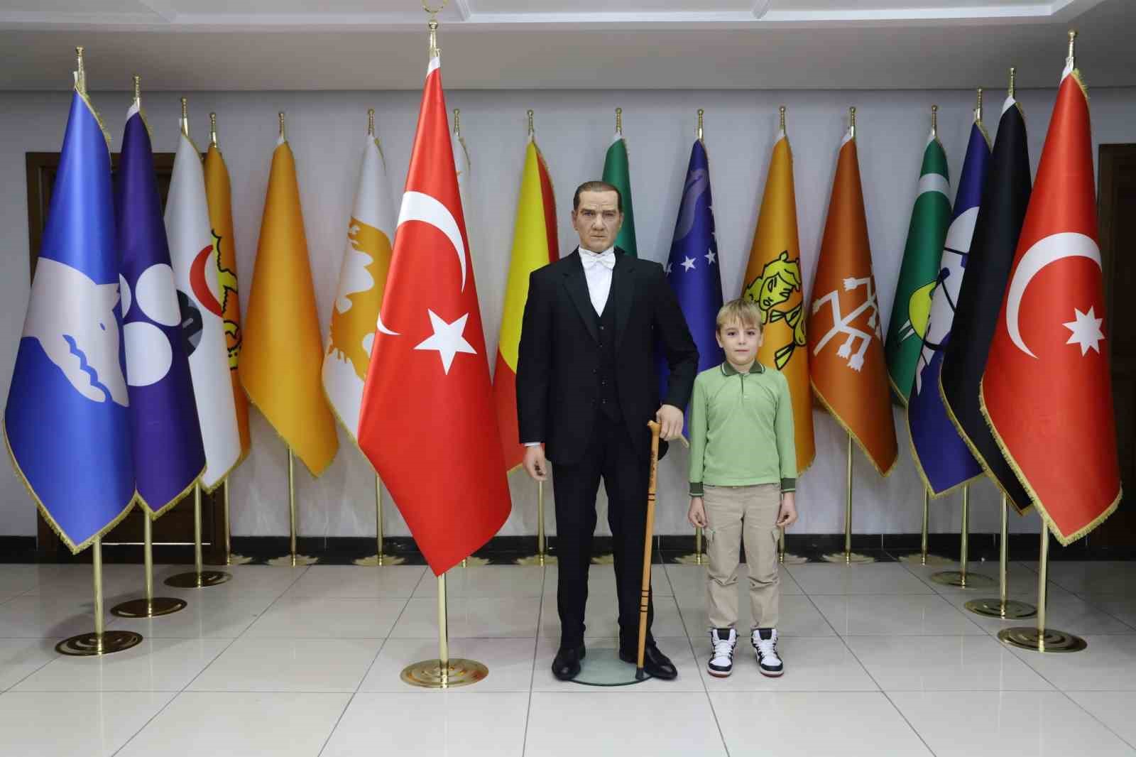 Başkan &Ouml;zcan, vatandaşları Atat&uuml;rk&rsquo;&uuml;n balmumu heykelini g&ouml;remeye davet etti
