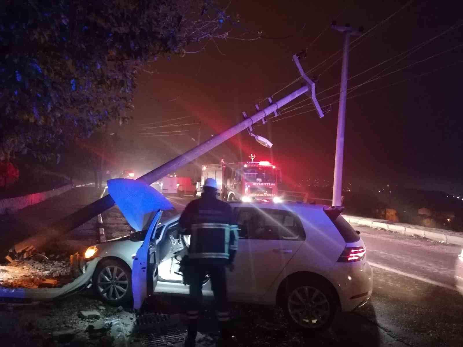 Direksiyon hakimiyetini kaybeden otomobil elektrik direğine çarptı: 1 yaralı