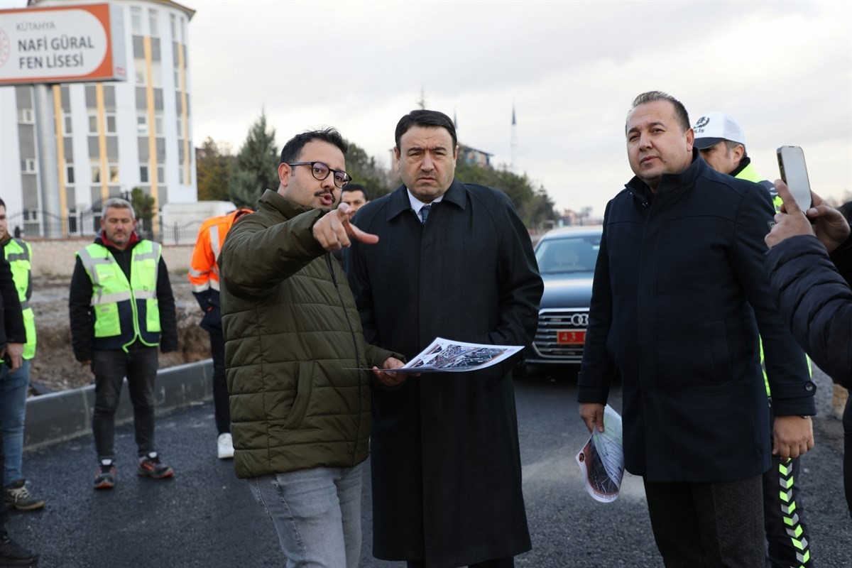 İnşaat &ccedil;alışmalarının devam ettiği kavşaklarda incelemelerde bulundu
