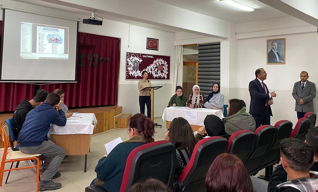 Çıldır ÇPL’de sosyal medya temalı münazara