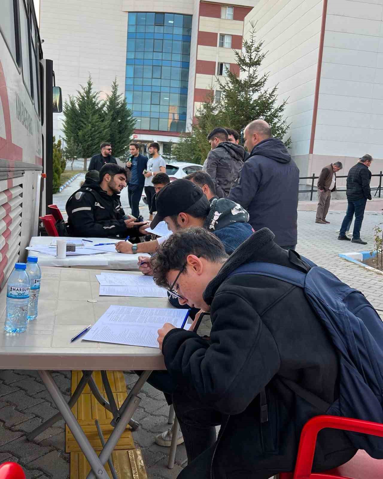 &Ouml;ğrenciler kan bağışında bulundu
