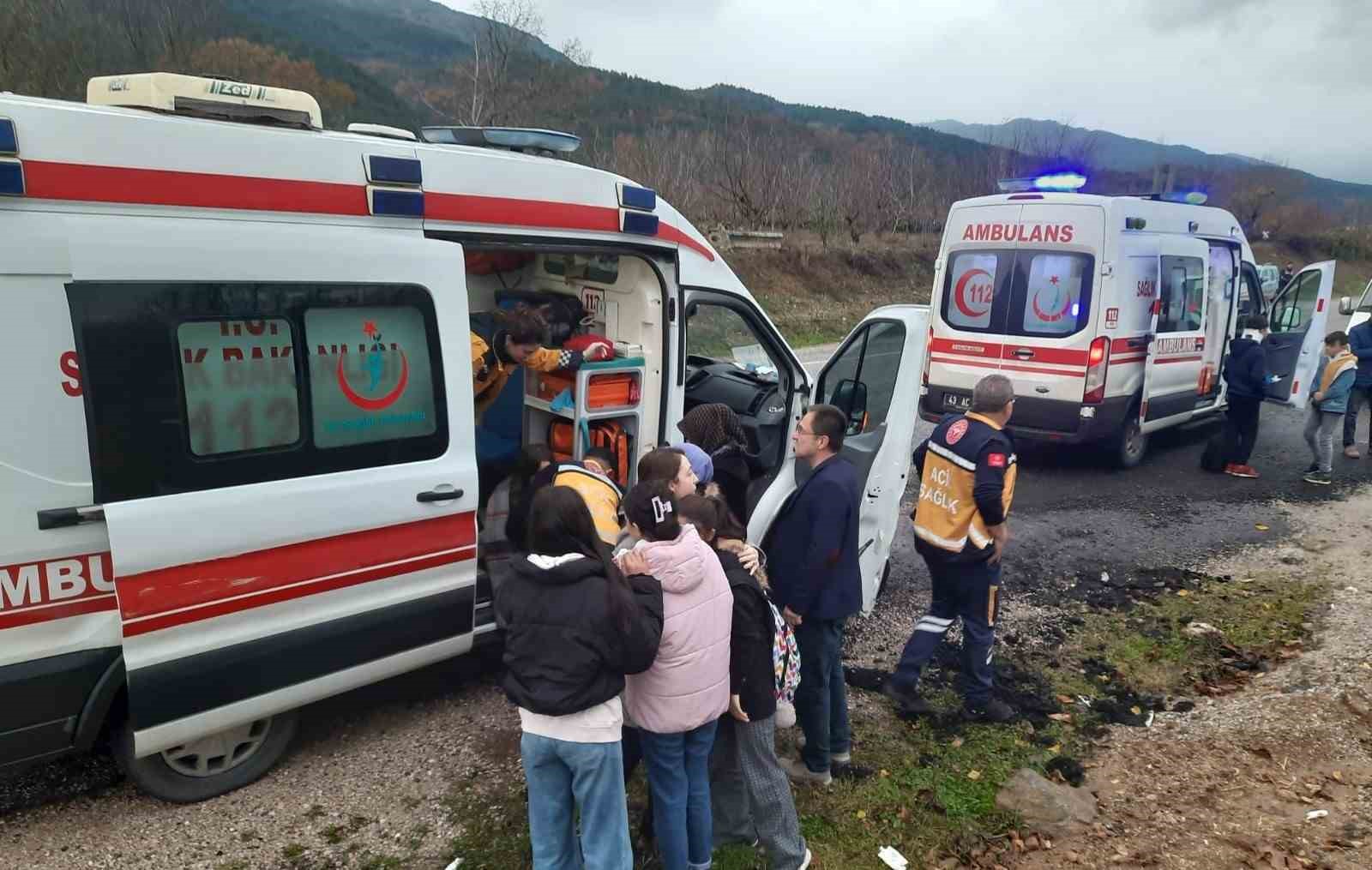 Simav&rsquo;da servis aracı toprak yığınına &ccedil;arptı: 14 &ouml;ğrenci yaralandı
