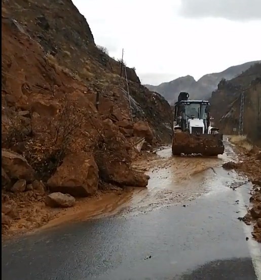Bing&ouml;l&rsquo;de kuvvetli sağanak heyelan getirdi: Yol a&ccedil;ma &ccedil;alışmaları s&uuml;r&uuml;yor
