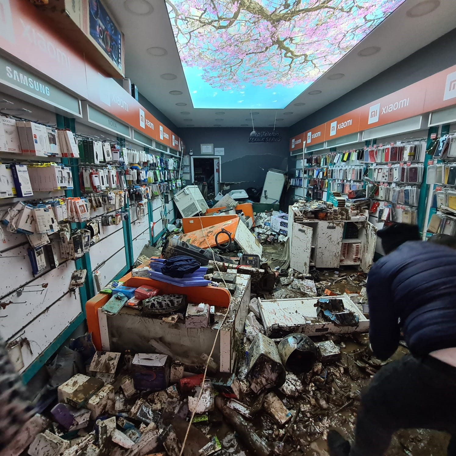 Sel suları iş yerine b&ouml;yle girdi
