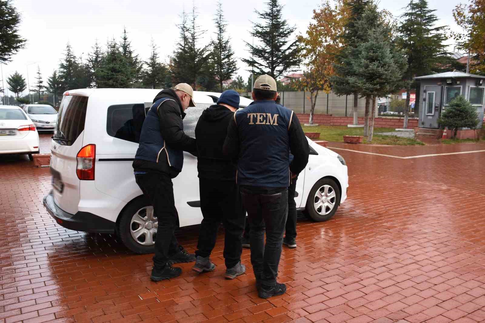 6 yıl, 3 ay hapis cezası ile aranan ihra&ccedil; &ouml;ğretmen yakalandı

