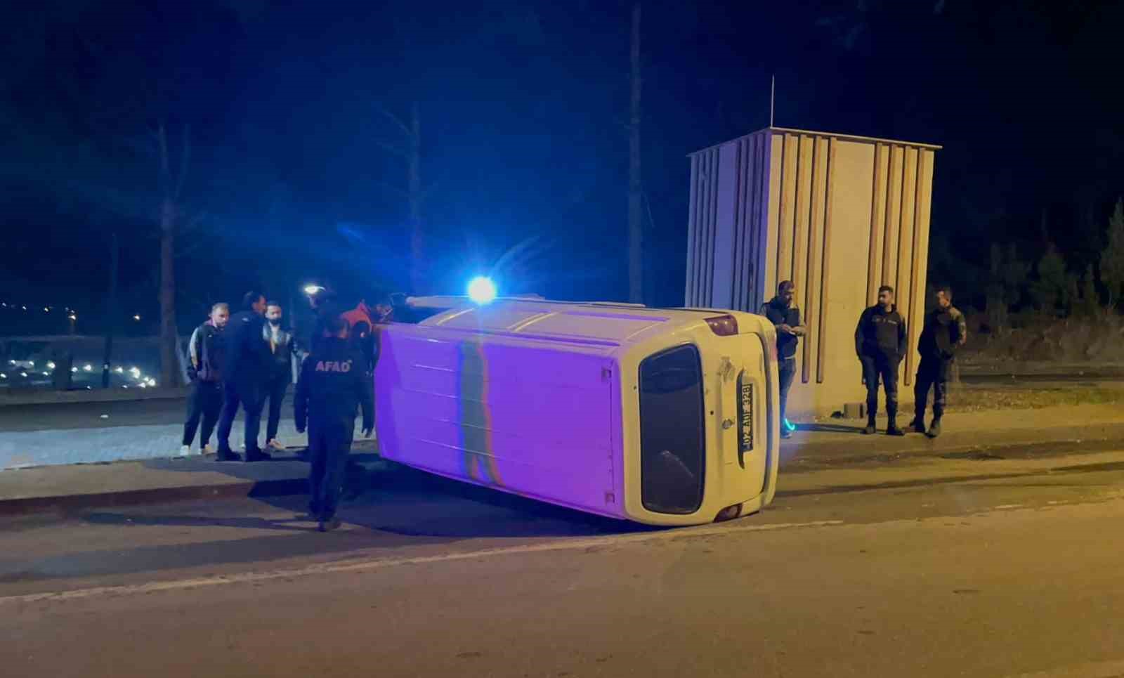 Kontrolden çıkan midibüs takla attı