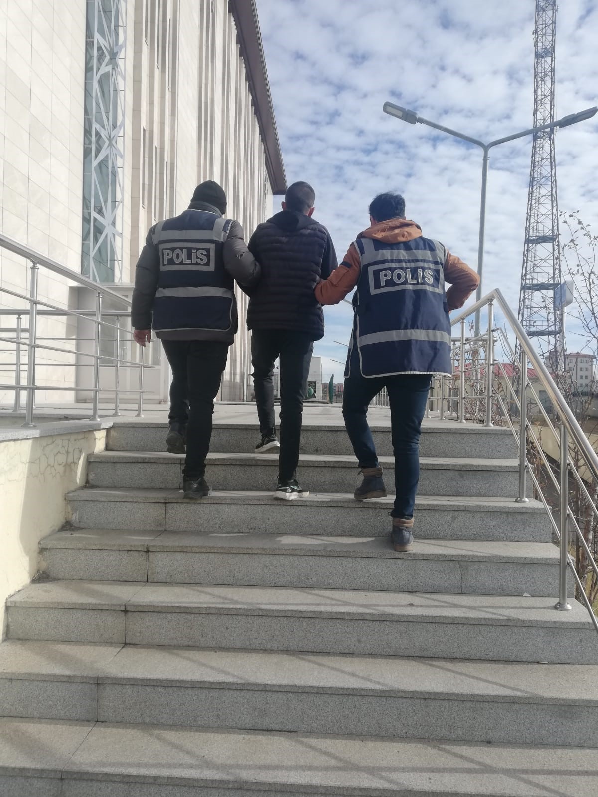 Kars&rsquo;ta &ccedil;eşitli su&ccedil;lardan aranan 15 kişi yakalandı
