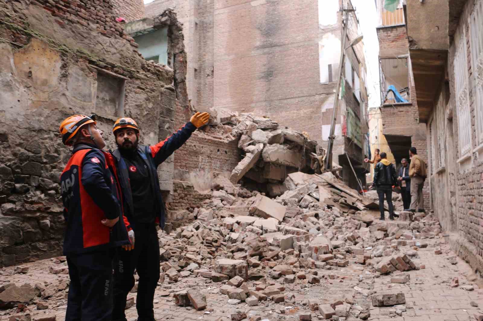 Diyarbakır’da boş bina kendiliğinden çöktü