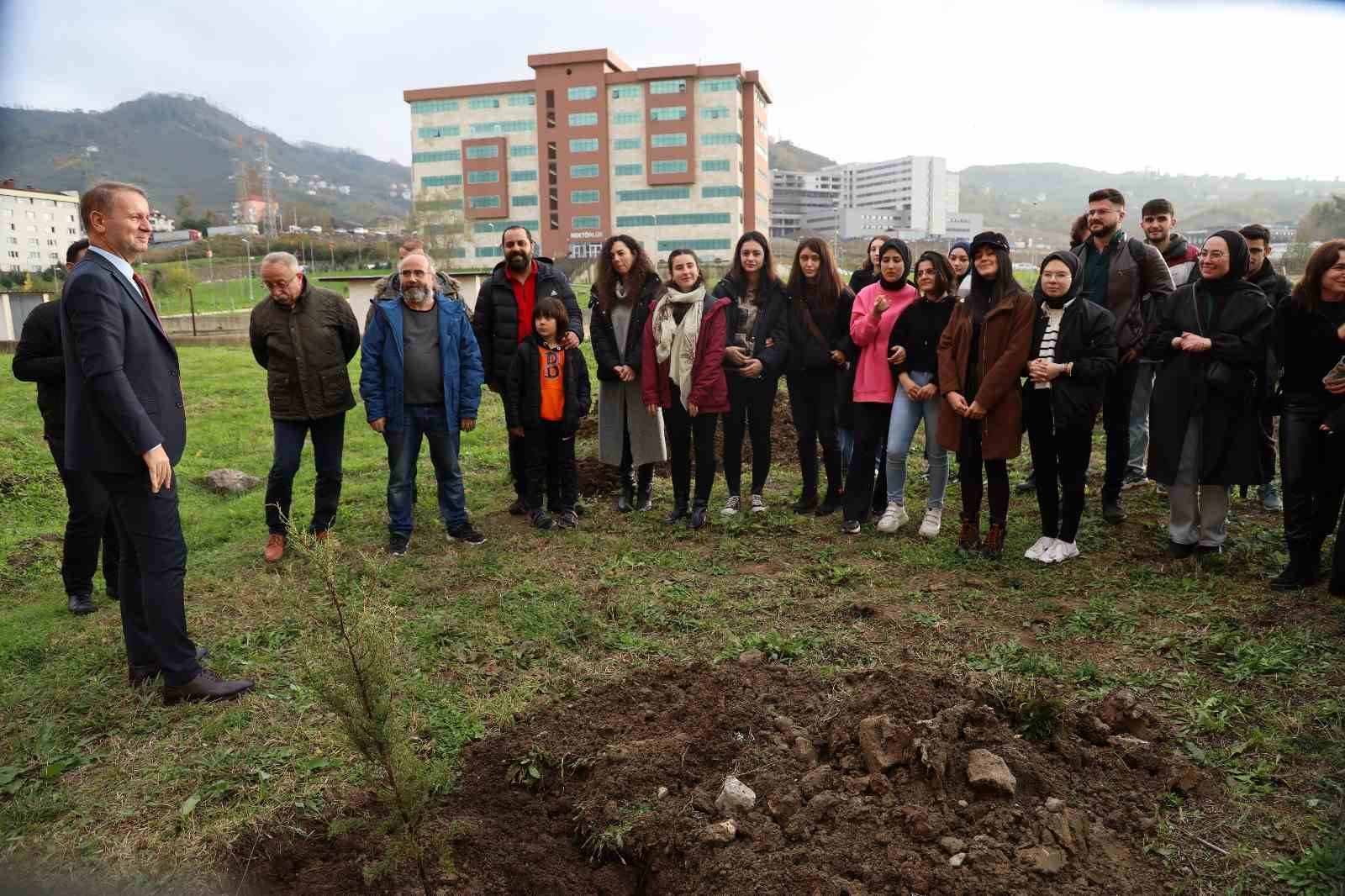 Cumhuriyetin 100&rsquo;&uuml;nc&uuml; yılında 100 fidan toprakla buluşturuldu
