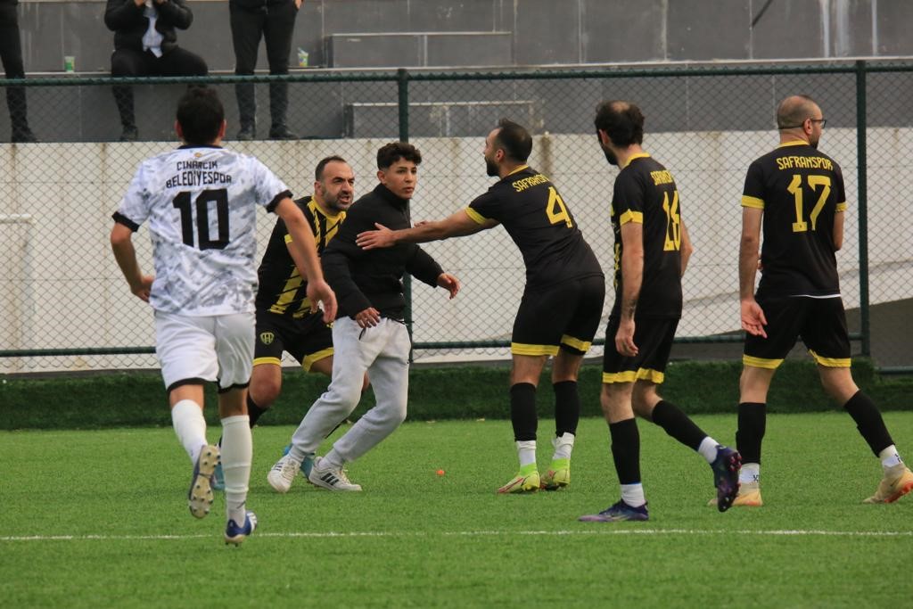 Yalova’da amatör maçlarda saha ve tribünlerde arbede