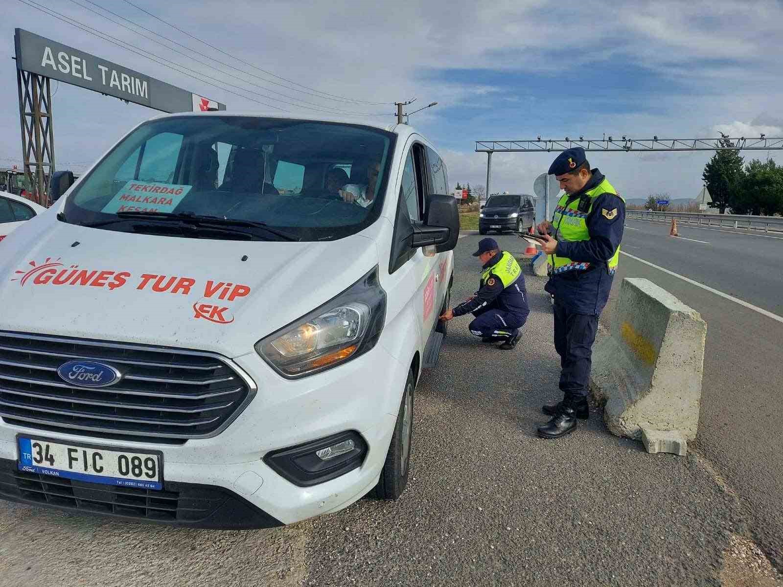 Edirne jandarmasından kış lastiği denetimi
