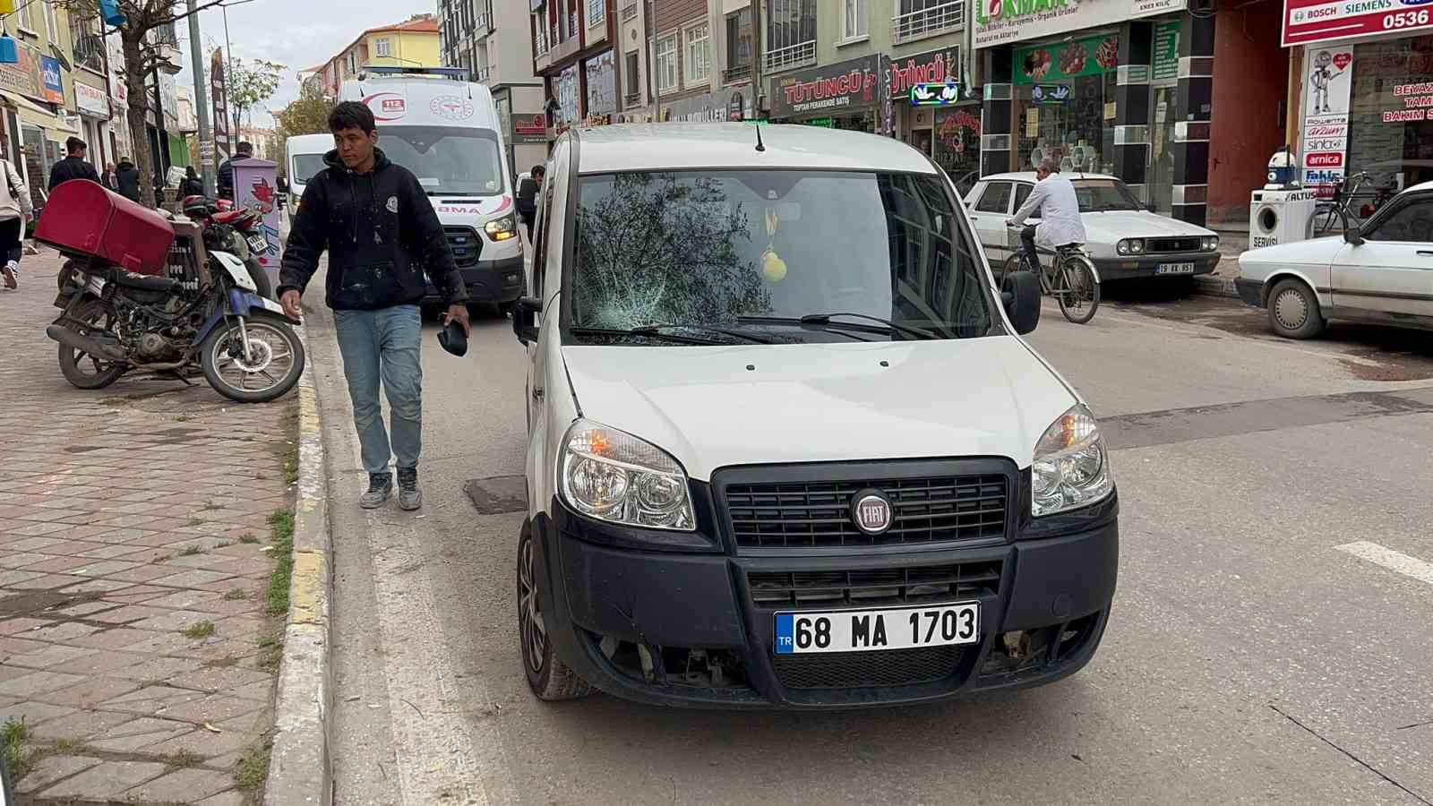 Hafif ticari aracın &ccedil;arptığı gen&ccedil; yaralandı
