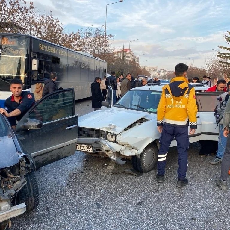 Elazığ’da zincirleme trafik kazası: 3 yaralı