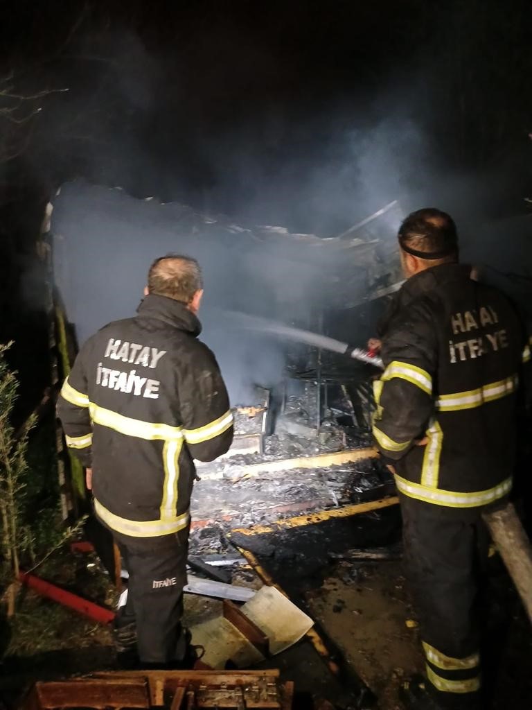 Hatay’da ahşap ev yandı