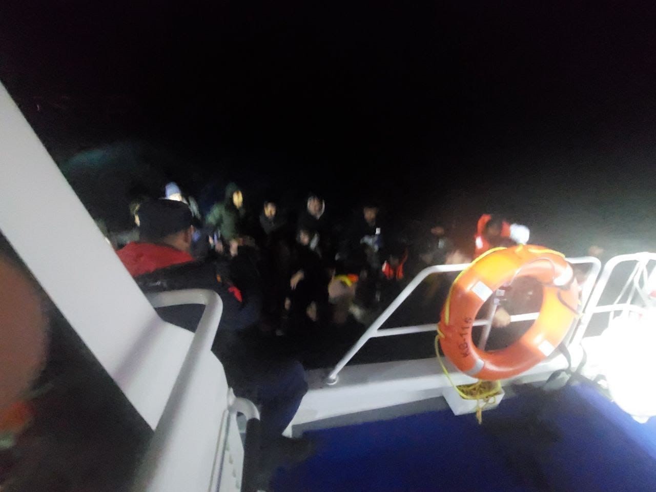 Ayvalık açıklarında 91 düzensiz göçmen yakalandı geri itilen 38 düzensiz göçmen ise kurtarıldı