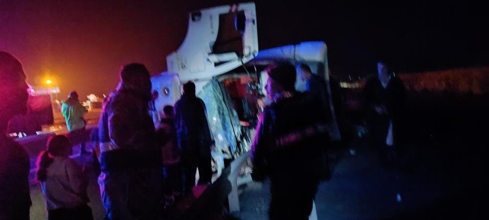 Mardin’de tır bariyerlere çarptı: 1 ağır yaralı