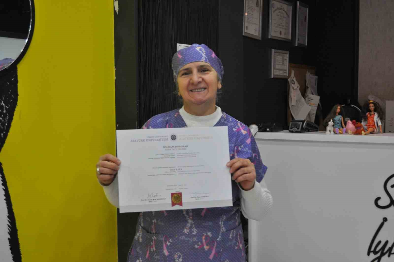 Azmetti, 57 yaşında üniversite mezunu oldu