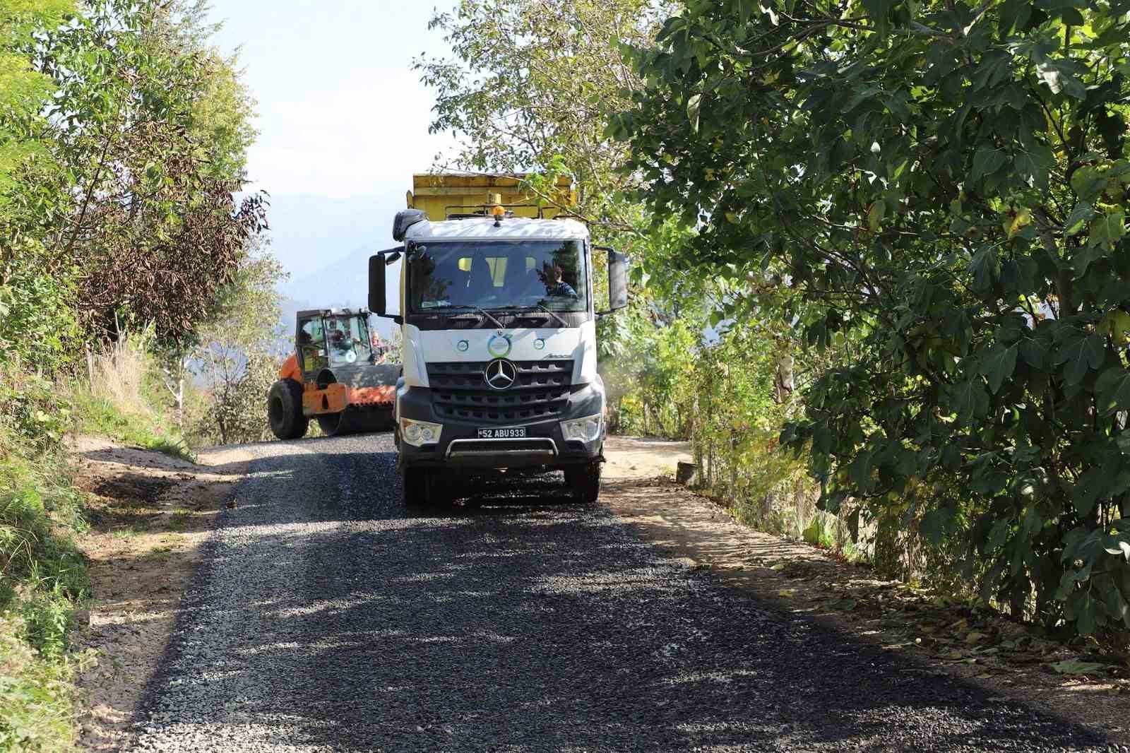 Ulubey’de 3 ayda 30 kilometre yol asfaltlandı