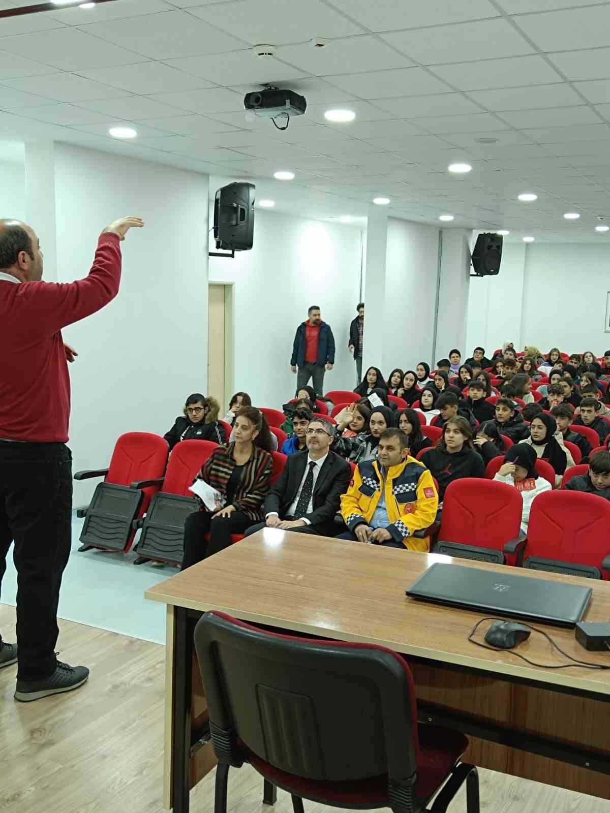 Bing&ouml;l&rsquo;de &ouml;ğretmen ve &ouml;ğrencilere ilk yardım semineri
