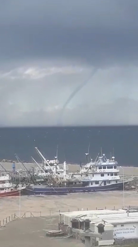 Ayvacık a&ccedil;ıklarında denizde hortum oluştu
