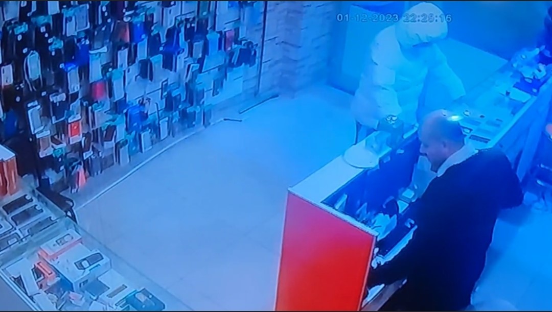 Sultangazi’de esnafın dalgınlığından faydalanıp telefonu böyle çaldı