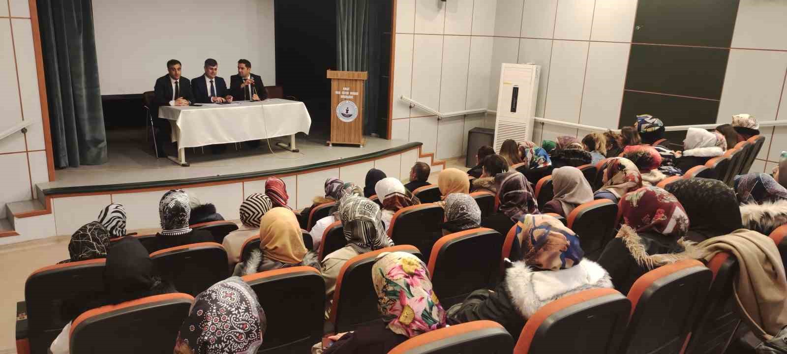 Ahlat HEM&rsquo;de usta &ouml;ğretici bilgilendirme toplantısı yapıldı
