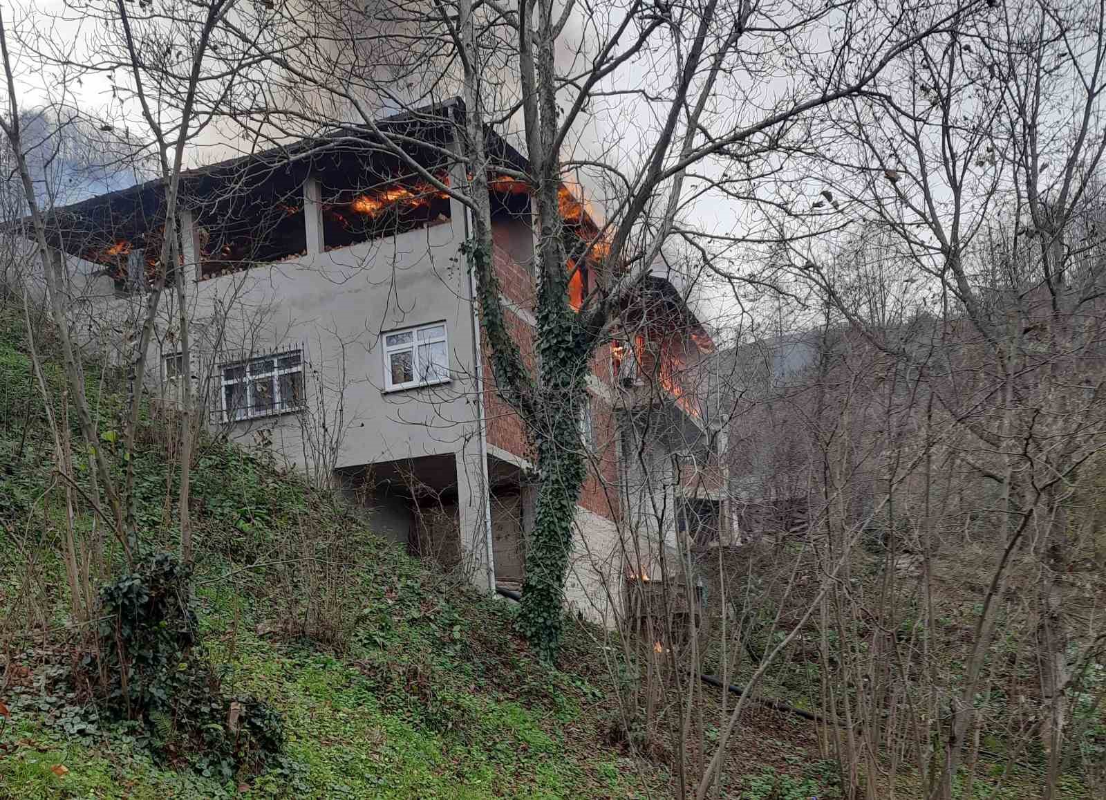 Ordu’da 3 katlı binanın çatı katı alev alev yandı
