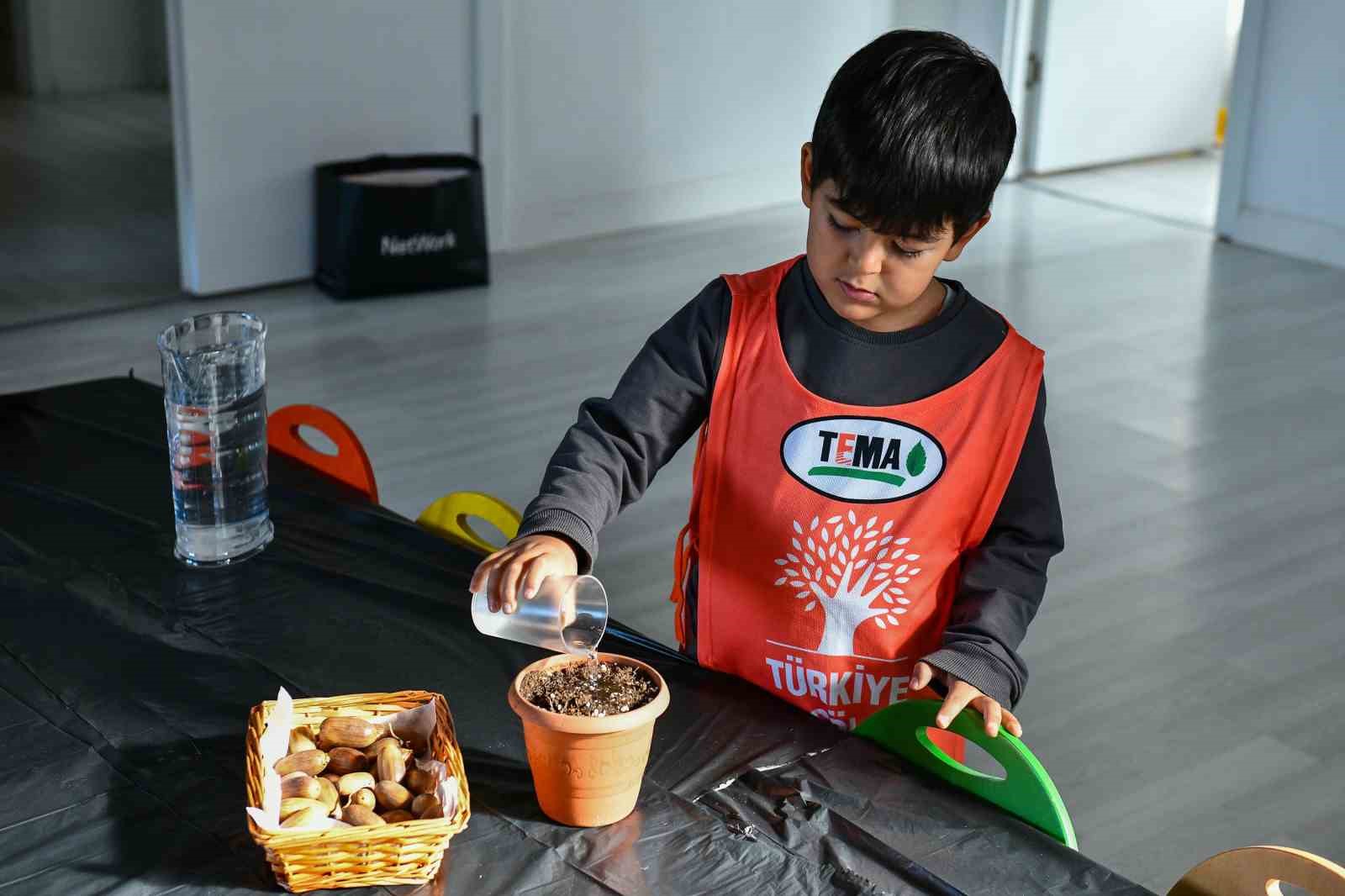 Ankara B&uuml;y&uuml;kşehir Belediyesi &Ccedil;ocuk Etkinlik Merkezlerindeki minikler meşe palamudu ekti
