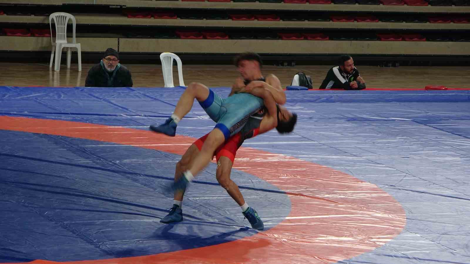 Nazmi Avluca Büyükler Grekoromen Güreş Türkiye Şampiyonası Çorum’da başladı