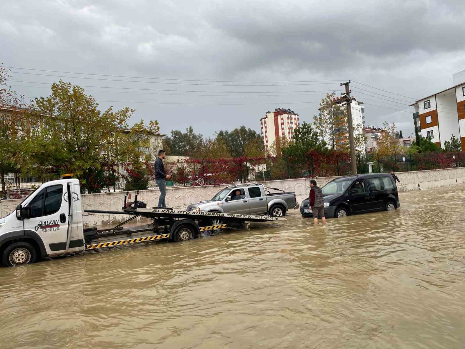 Antalya’da yağış hayatı olumsuz etkiledi: Araçlar yolda kaldı, evleri su bastı
