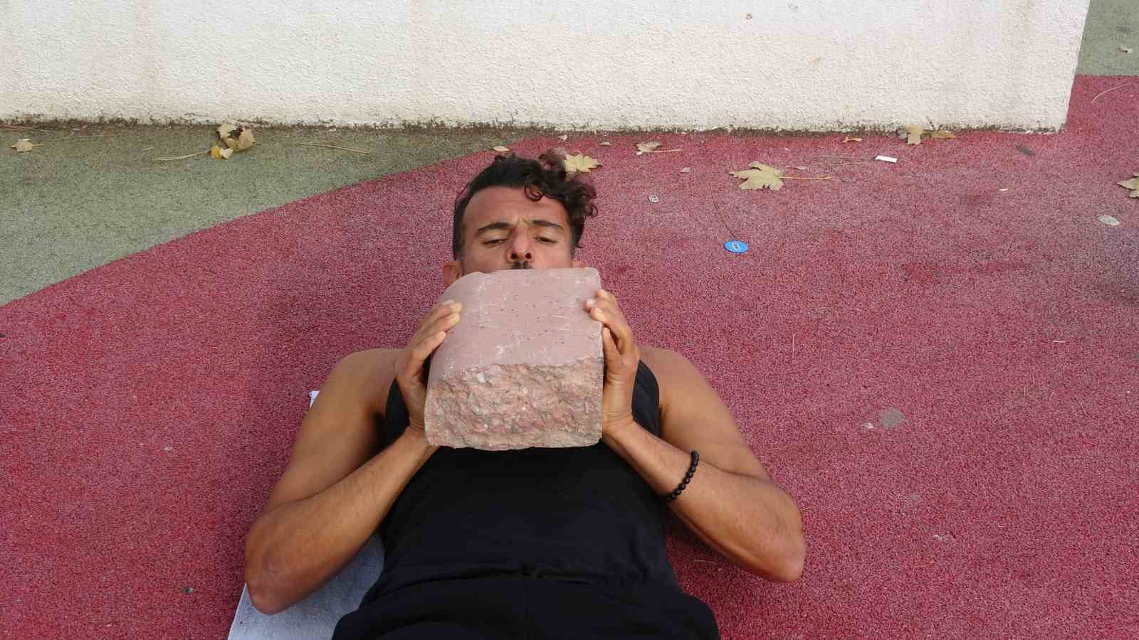 Tokatlı vatandaşın spor aşkı sınır tanımıyor, dambıl yerine taş kullanıyor
