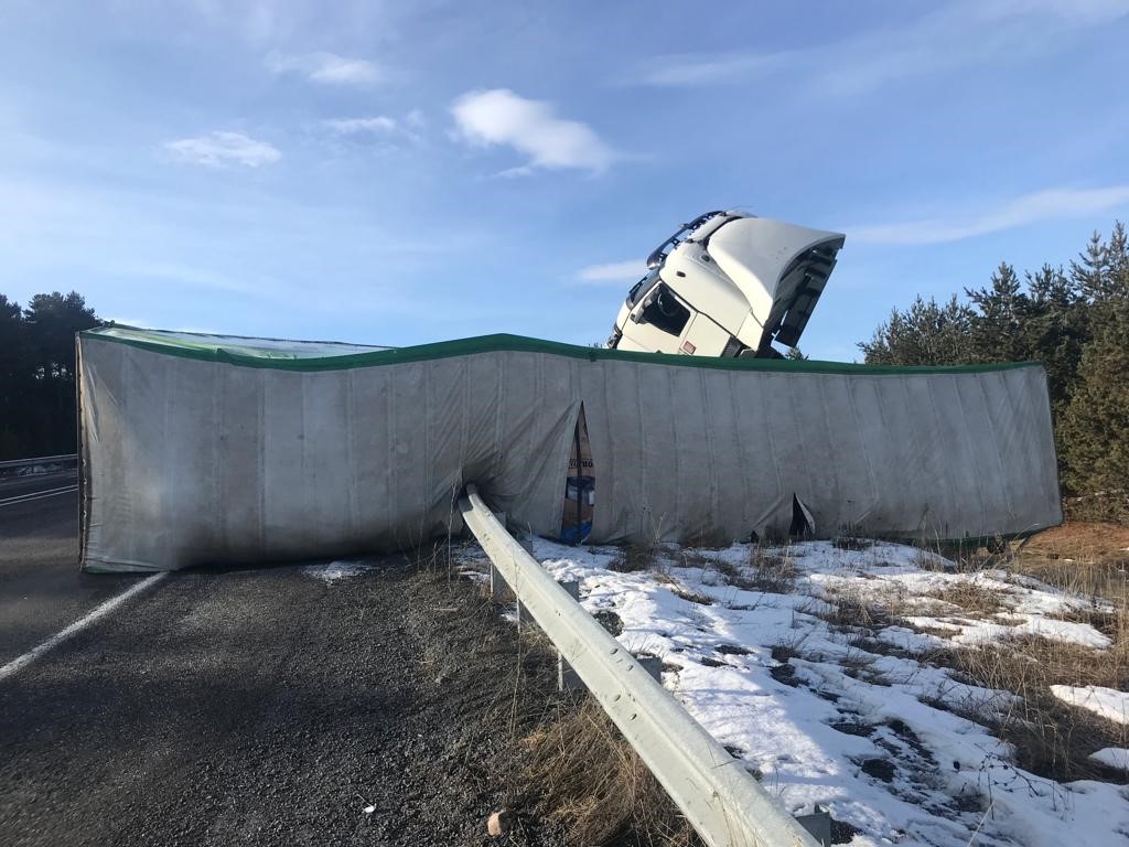Devrilen kimyasal toz y&uuml;kl&uuml; tır yolu kapattı
