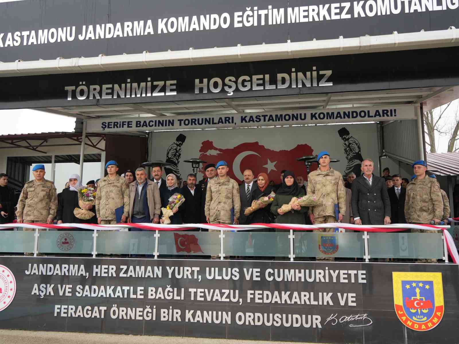 Komandolar, zeybek oynayarak mezun oldu 