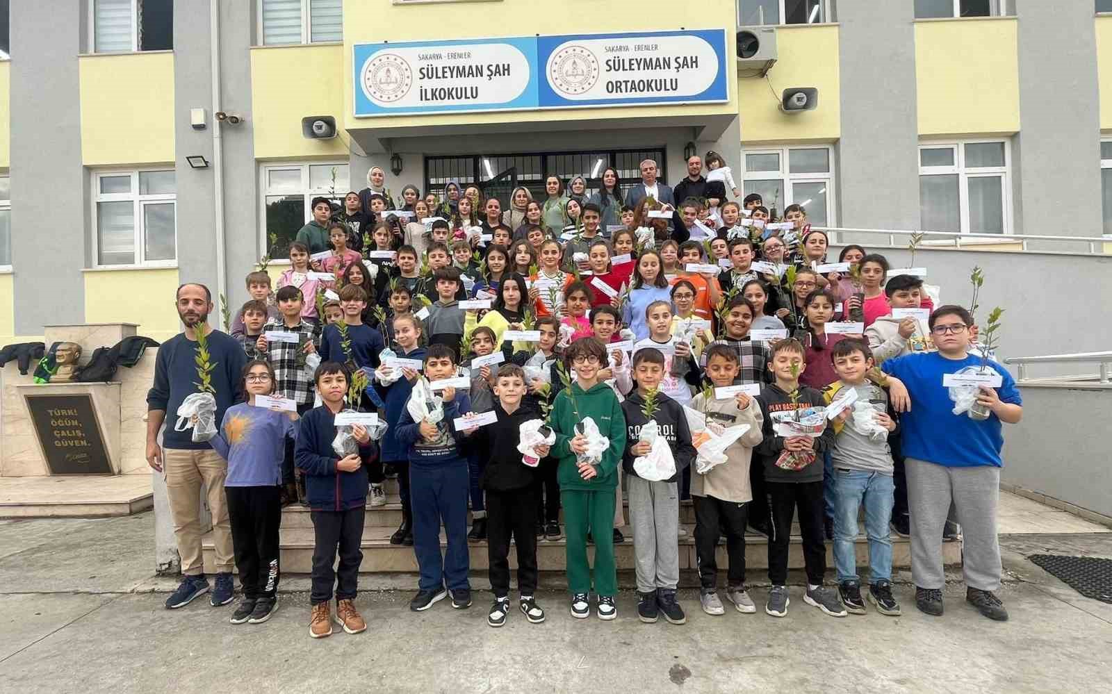 &Ouml;ğrenciler Filistinli şehit &ccedil;ocuklar anısına fidan dikti
