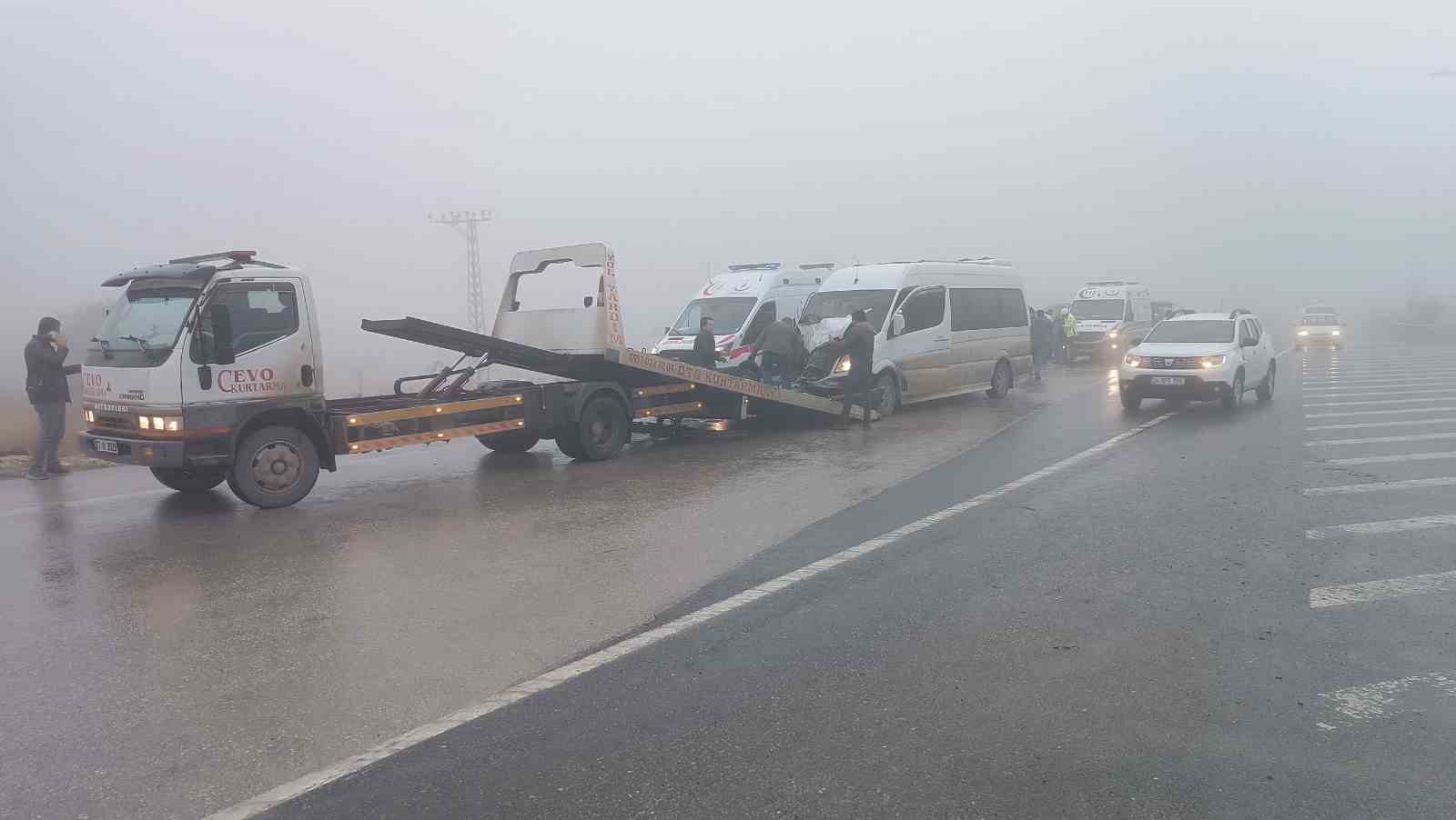 Yolcu minibüsü vince çarptı: 9 yaralı
