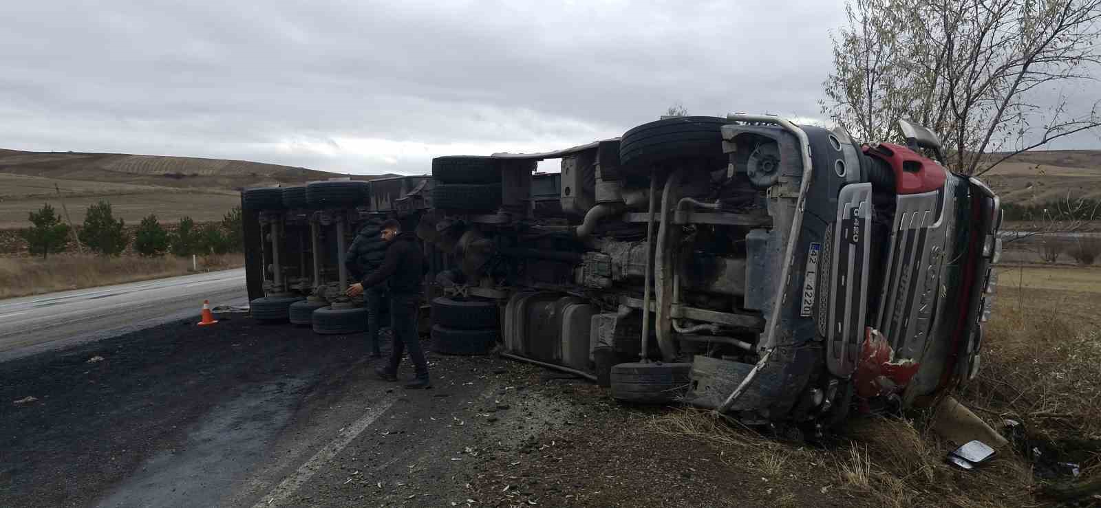 Kömür yüktü tır devrildi, karayolunda ulaşım tek şeritten sağlandı