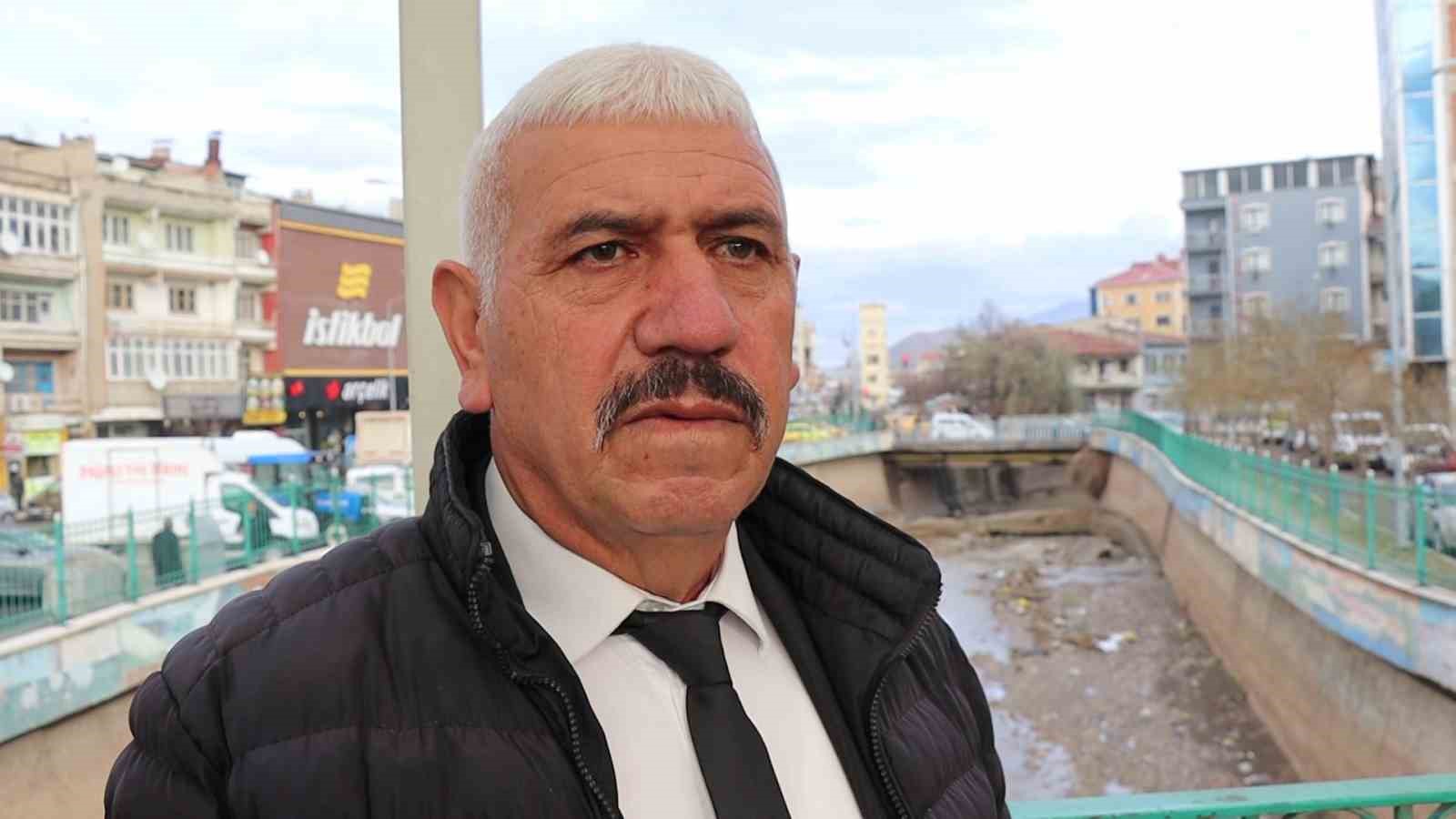 Nehre d&uuml;şen yaralı g&uuml;vercini kargalar kurtarmaya &ccedil;alıştı
