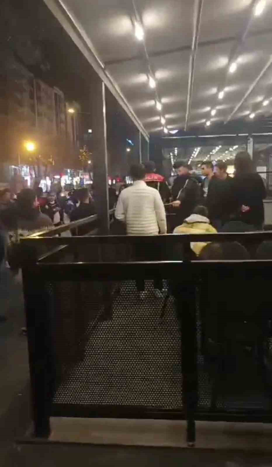 Niğde&rsquo;de Starbucks protestosunda tartışma: 1 g&ouml;zaltı
