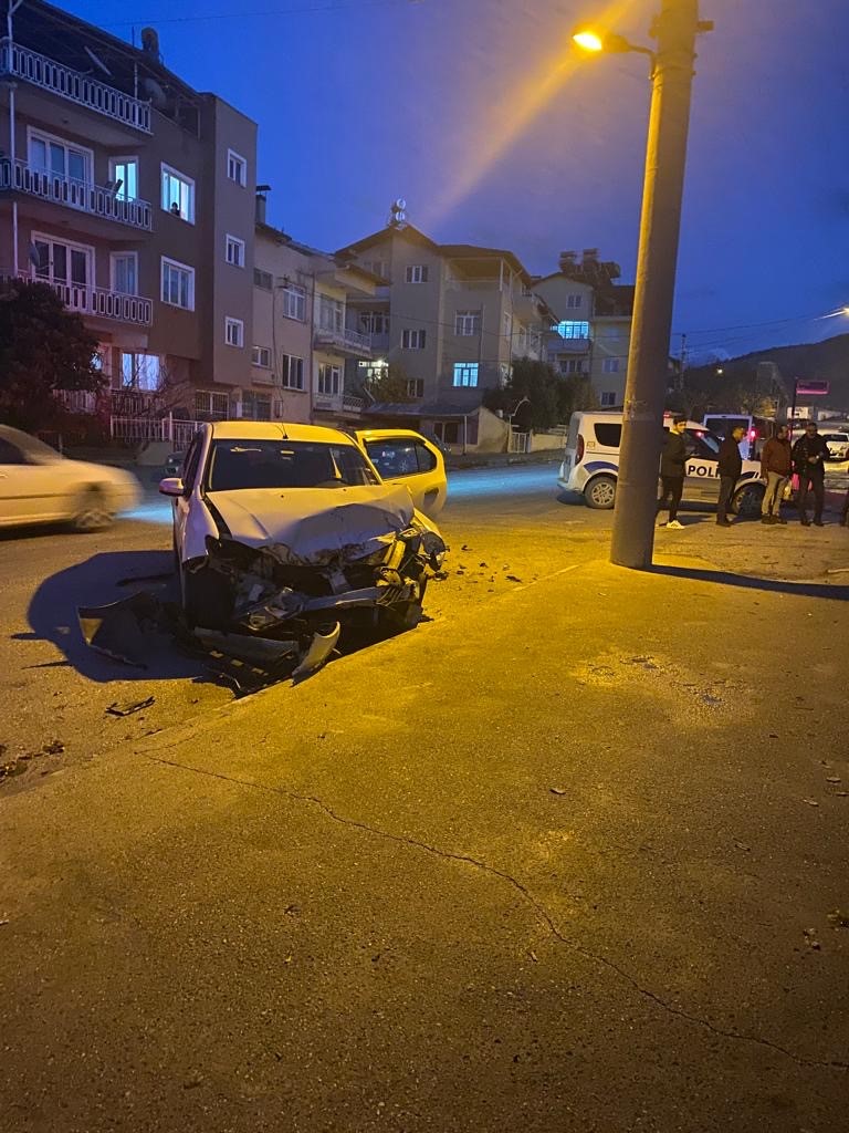 Burdur’da kavşağa kontrolsüz giren 2 araç çarpıştı: 3 yaralı